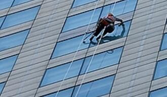 高空保潔的時候，如何刮去多余的水痕呢？