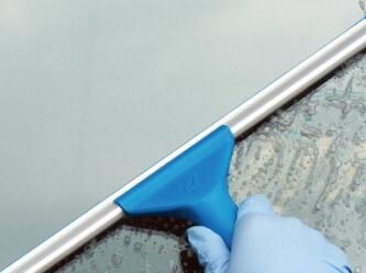 高空進(jìn)行玻璃清潔作業(yè)的時候，要注意什么呢？